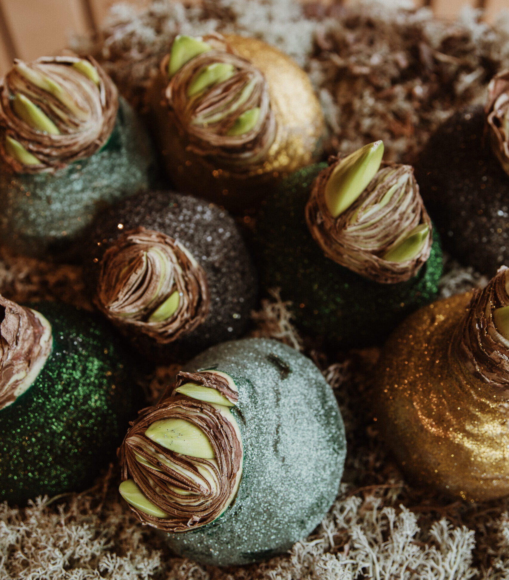 Wax amaryllissen met biologische glitter op een herfsttafel