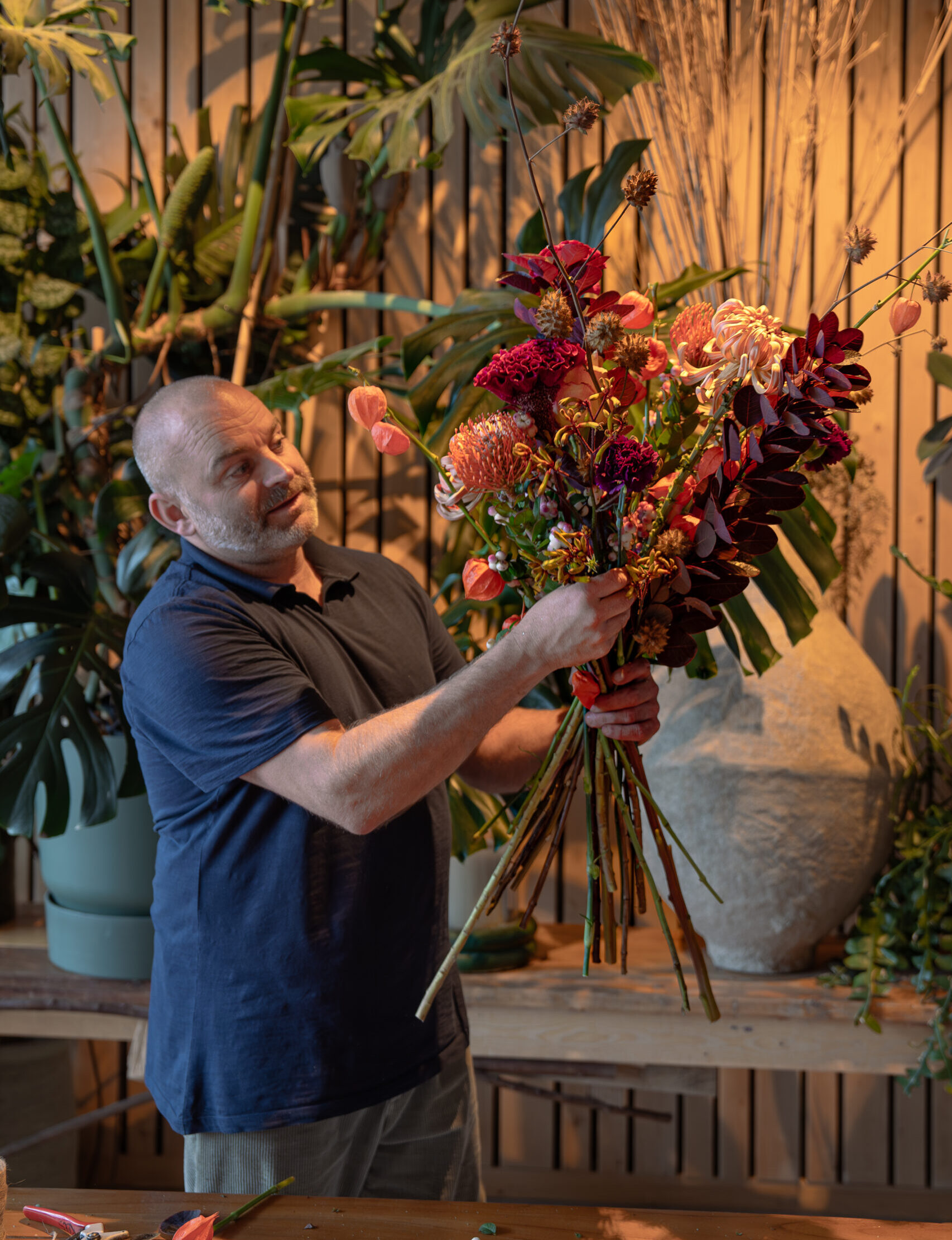 Bordeauxrote Blumen in einem Herbststrauß für Floriste